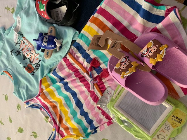 Ropa y juguetes para los niños