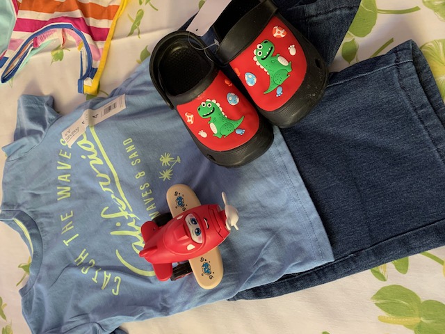 Ropa, zapatos y un juguete preparados como regalo