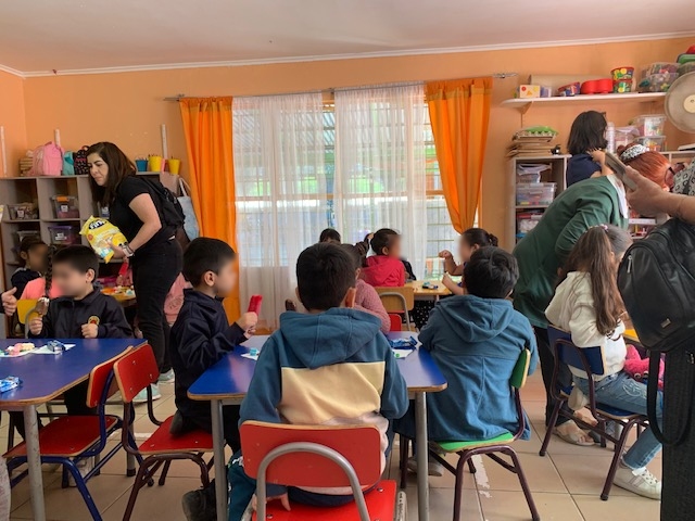 Visita de Navidad con niños en una sala