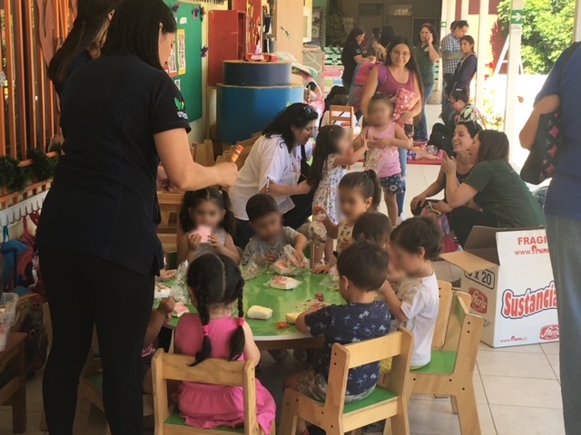 Entrega de regalos a niños en Navidad